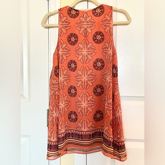 Max Studio Gorgeous salmon colored floral pattern sleeveless blouse; keyhole; M - Picture 2 of 8